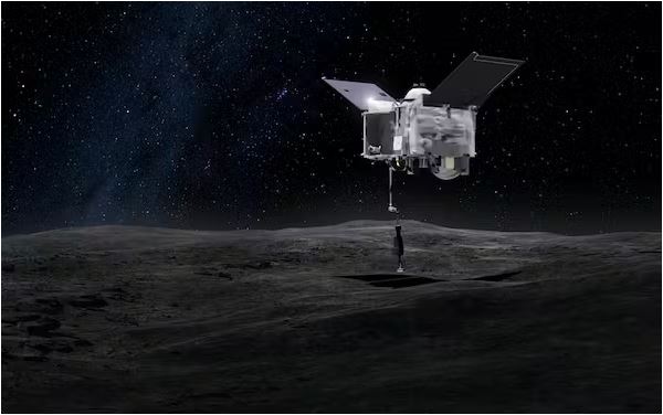 تصویر یک هنرمند از یک فضاپیمای فلزی خاکستری که بر فراز سطح تاریک یک سیارک معلق است، با بازویی که به سطح می رسد.